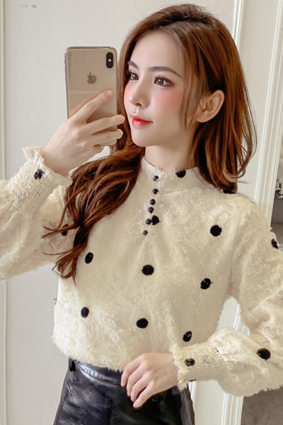 Retro stila sieviešu blūze ar zemu apkakli un pogām