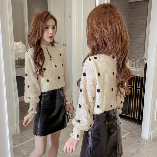 Retro stila sieviešu blūze ar zemu apkakli un pogām