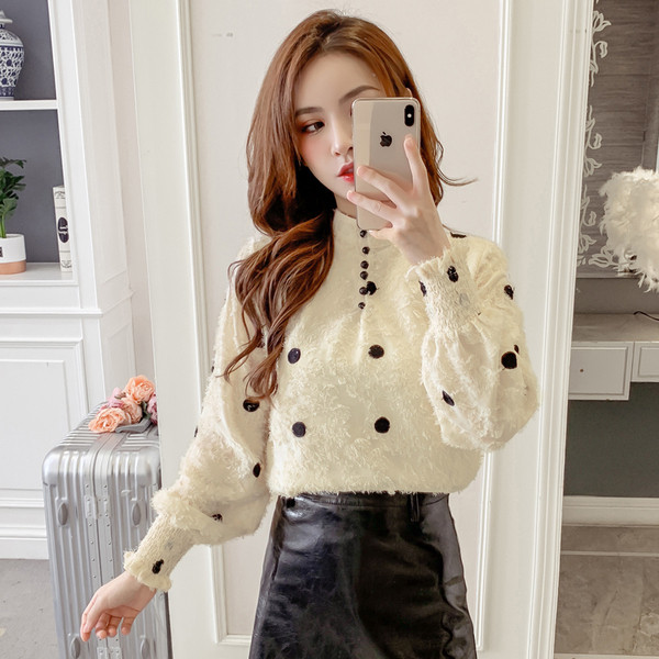 Retro stila sieviešu blūze ar zemu apkakli un pogām