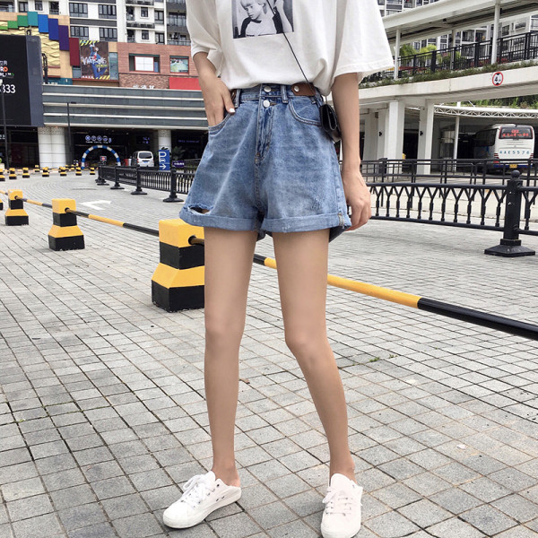 Trumpi moteriški džinsai aukštu liemeniu, plėšytais motyvais ir odiniais elementais