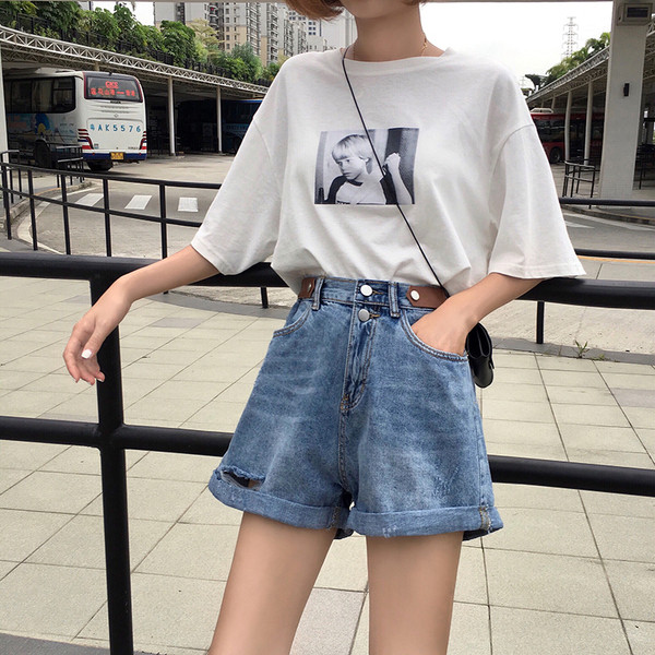 Trumpi moteriški džinsai aukštu liemeniu, plėšytais motyvais ir odiniais elementais