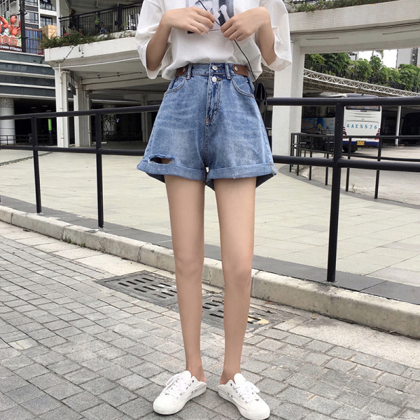 Trumpi moteriški džinsai aukštu liemeniu, plėšytais motyvais ir odiniais elementais