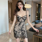 Aktuális rövid női ruha vékony pántokkal, csipkével