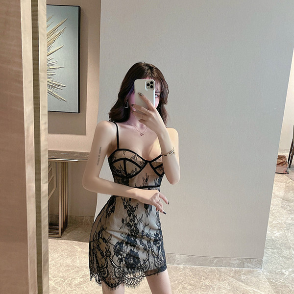 Aktuális rövid női ruha vékony pántokkal, csipkével