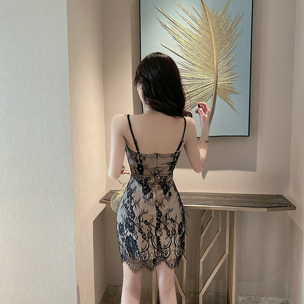 Aktuális rövid női ruha vékony pántokkal, csipkével