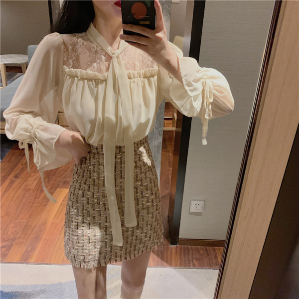 Modernus moteriškas komplektas su marškiniais, sijonu aukštu juosmeniu ir liemene