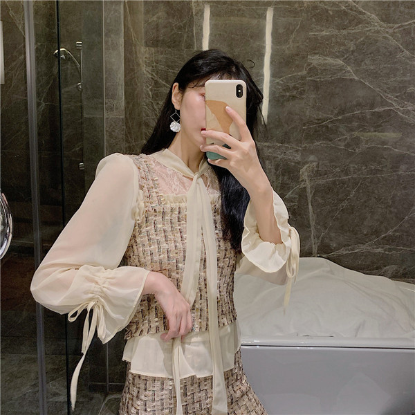 Modernus moteriškas komplektas su marškiniais, sijonu aukštu juosmeniu ir liemene