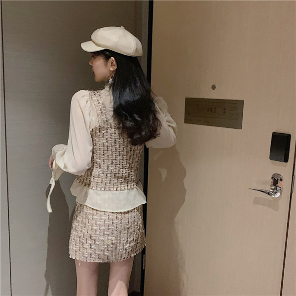 Modernus moteriškas komplektas su marškiniais, sijonu aukštu juosmeniu ir liemene