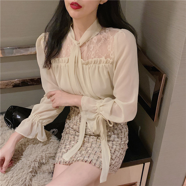 Modernus moteriškas komplektas su marškiniais, sijonu aukštu juosmeniu ir liemene