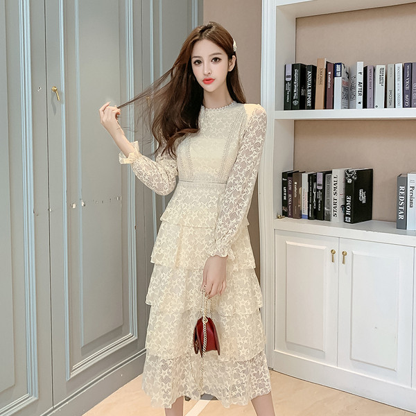 Šiuolaikinė moteriška ilga nėriniuota suknelė ilgomis rankovėmis