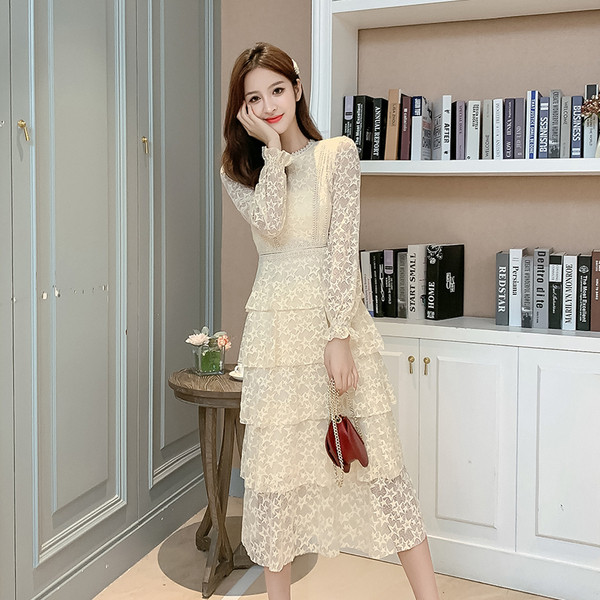 Šiuolaikinė moteriška ilga nėriniuota suknelė ilgomis rankovėmis