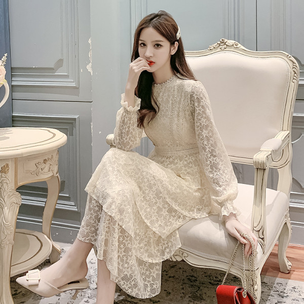 Šiuolaikinė moteriška ilga nėriniuota suknelė ilgomis rankovėmis