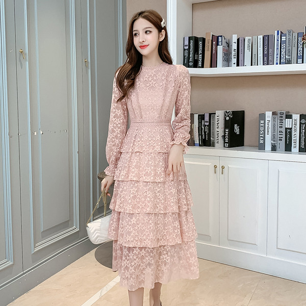 Šiuolaikinė moteriška ilga nėriniuota suknelė ilgomis rankovėmis