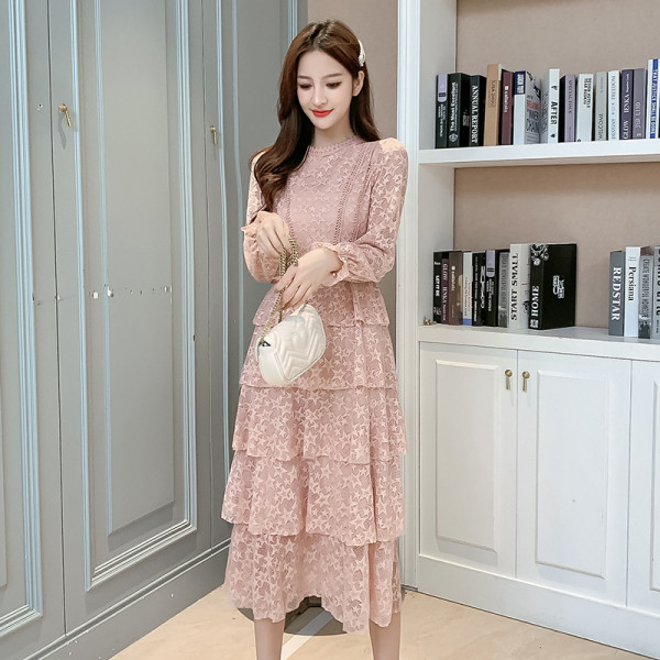 Šiuolaikinė moteriška ilga nėriniuota suknelė ilgomis rankovėmis