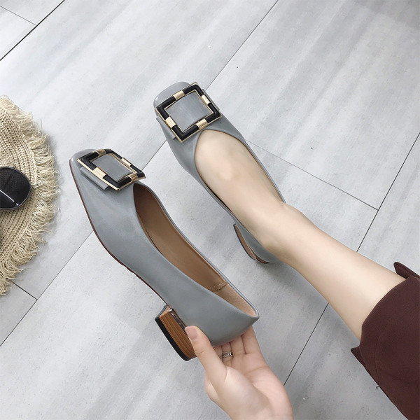 Ādas sieviešu ikdienas apavi ar plakanu zoli