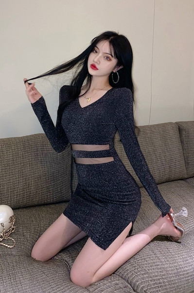 Fényes hatású, testhezálló női ruha hosszú ujjal