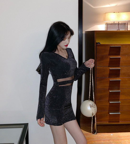 Fényes hatású, testhezálló női ruha hosszú ujjal