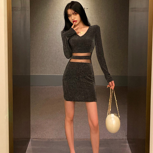 Fényes hatású, testhezálló női ruha hosszú ujjal