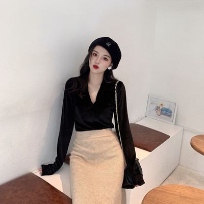 Aksominė moteriška palaidinė su špico iškirpte