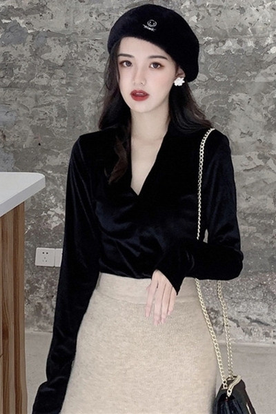 Aksominė moteriška palaidinė su špico iškirpte