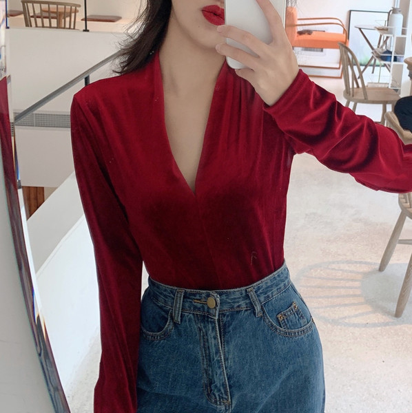 Aksominė moteriška palaidinė su špico iškirpte