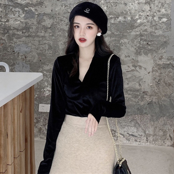 Aksominė moteriška palaidinė su špico iškirpte