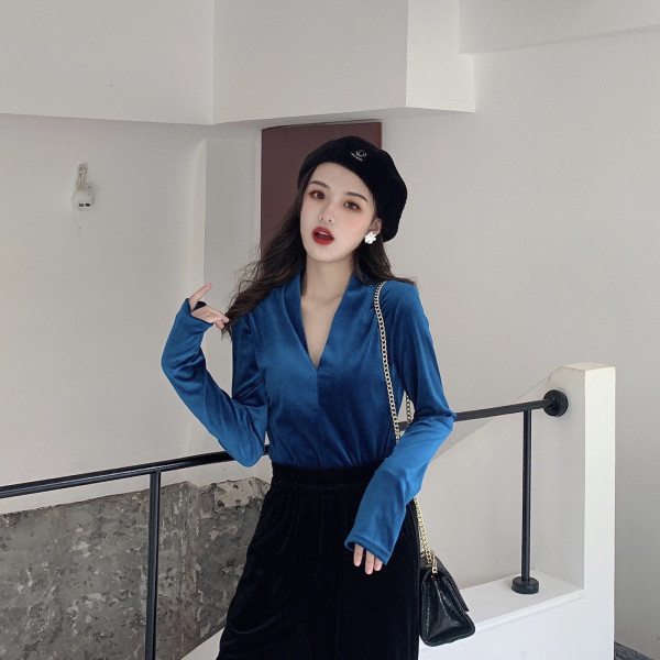 Aksominė moteriška palaidinė su špico iškirpte