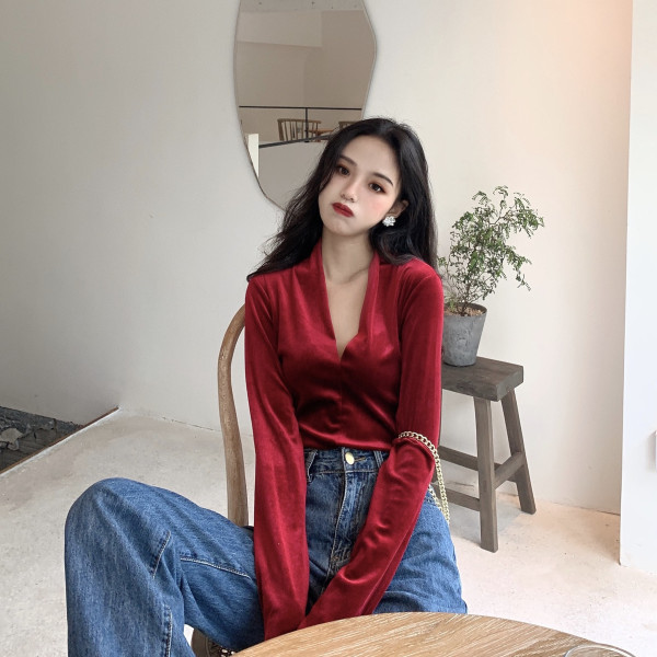 Aksominė moteriška palaidinė su špico iškirpte