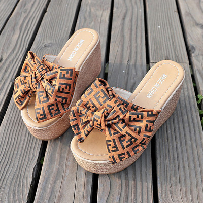 Naujas moteriškų šlepečių modelis su aukšta platforma ir kaspinu