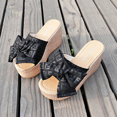 Naujas moteriškų šlepečių modelis su aukšta platforma ir kaspinu