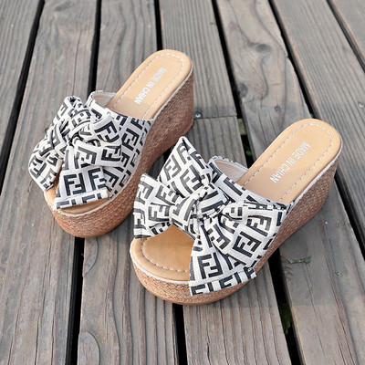 Naujas moteriškų šlepečių modelis su aukšta platforma ir kaspinu