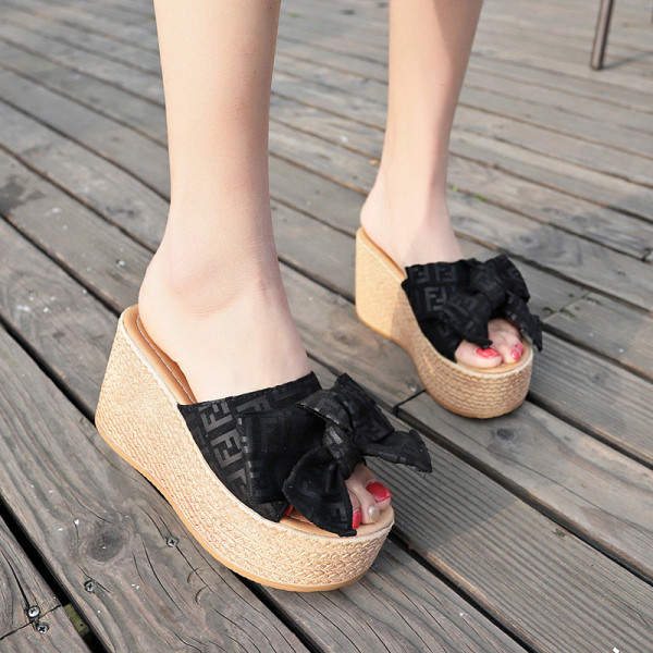 Naujas moteriškų šlepečių modelis su aukšta platforma ir kaspinu