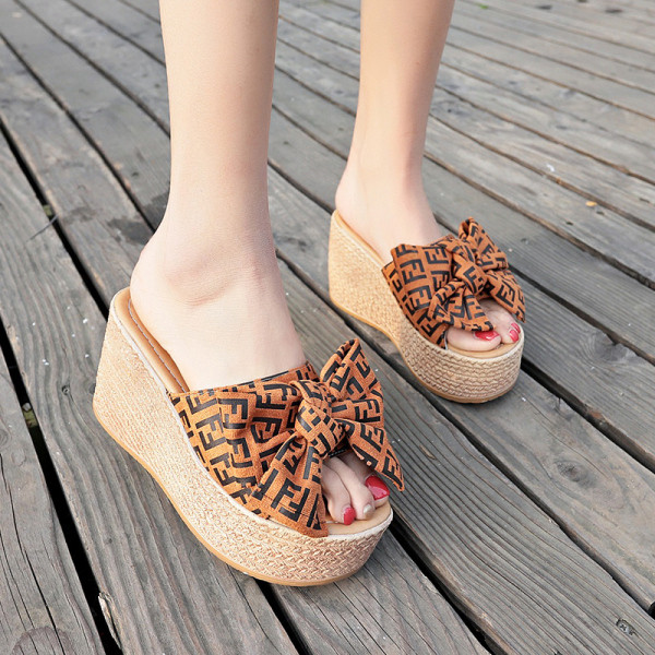 Naujas moteriškų šlepečių modelis su aukšta platforma ir kaspinu