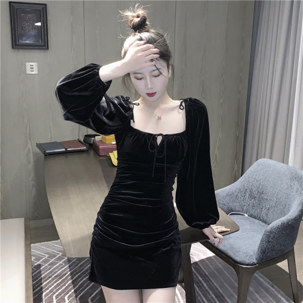 Pieguļoša sieviešu samta kleita ar pufīgām piedurknēm un saitēm