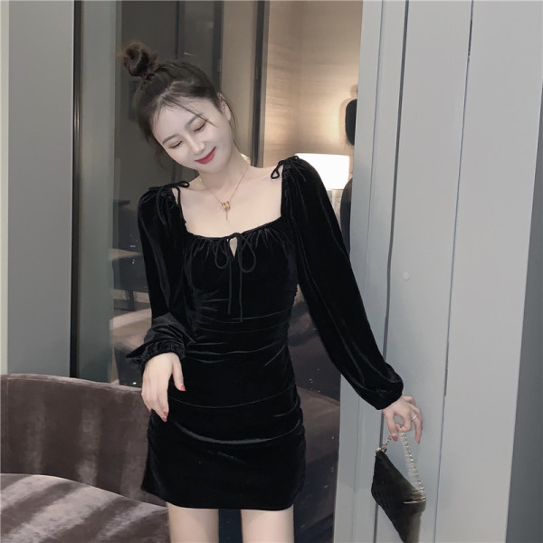 Pieguļoša sieviešu samta kleita ar pufīgām piedurknēm un saitēm