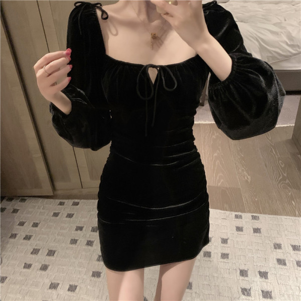 Pieguļoša sieviešu samta kleita ar pufīgām piedurknēm un saitēm