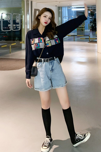 Naiste vabaajasärk klassikalise krae ja lillemustriga