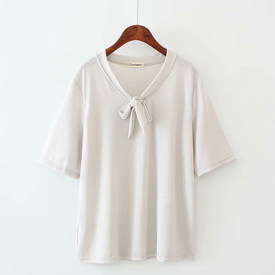 Alkalmi női póló mély nyakkivágással és 3/4-es ujjakkal