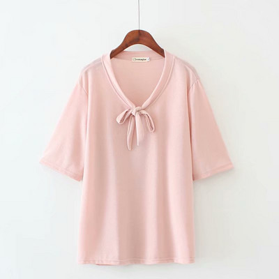 Alkalmi női póló mély nyakkivágással és 3/4-es ujjakkal