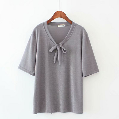 Alkalmi női póló mély nyakkivágással és 3/4-es ujjakkal