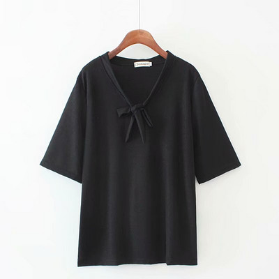 Alkalmi női póló mély nyakkivágással és 3/4-es ujjakkal