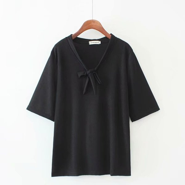 Alkalmi női póló mély nyakkivágással és 3/4-es ujjakkal