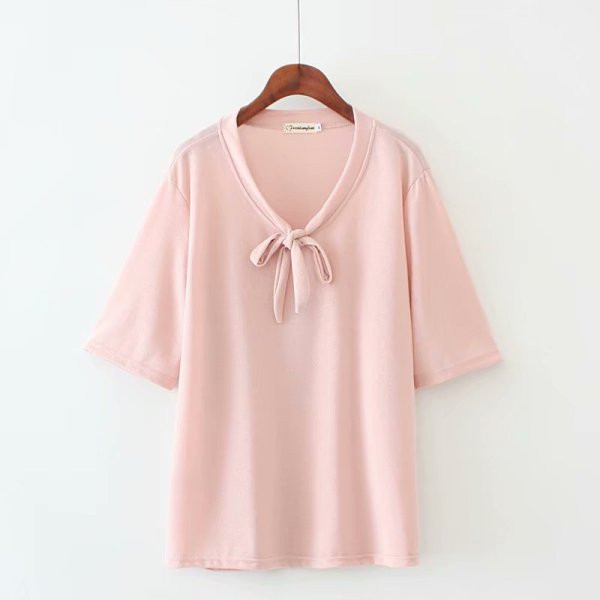 Alkalmi női póló mély nyakkivágással és 3/4-es ujjakkal