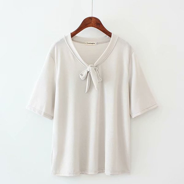 Alkalmi női póló mély nyakkivágással és 3/4-es ujjakkal