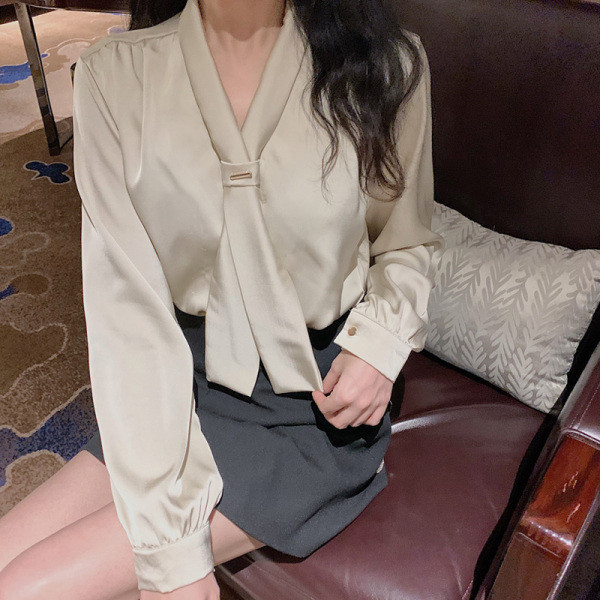 Szatén női ing nyakkendővel