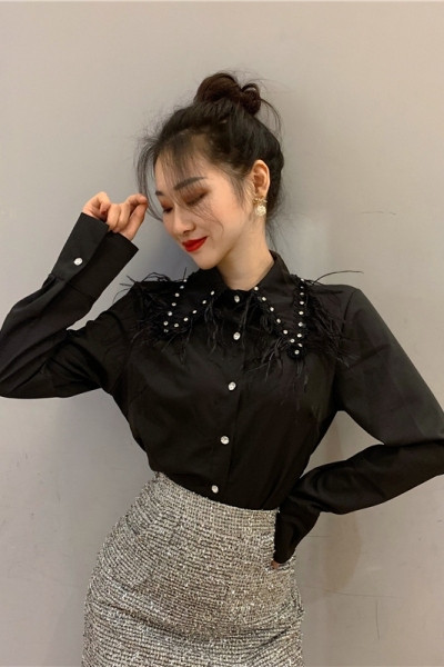 Fekete női ing klasszikus gallérral, rojtokkal és fűzőlyukakkal