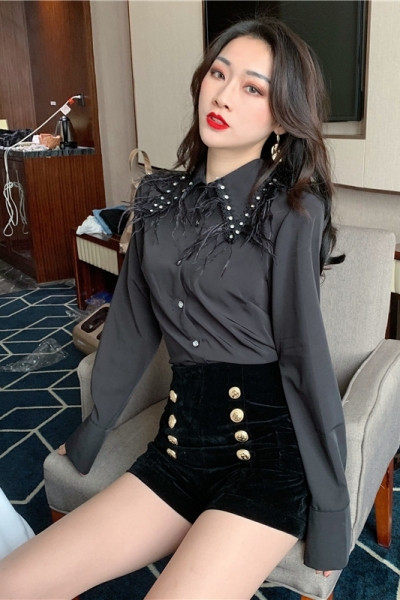 Fekete női ing klasszikus gallérral, rojtokkal és fűzőlyukakkal