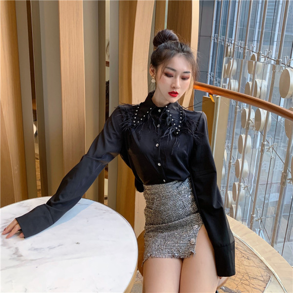 Fekete női ing klasszikus gallérral, rojtokkal és fűzőlyukakkal