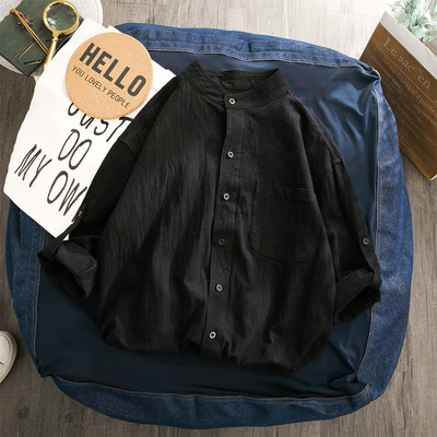 Stilīgs vīriešu krekls ar garām piedurknēm, ovālu kakla izgriezumu un kabatu