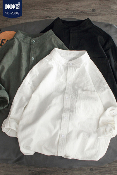 Stilīgs vīriešu krekls ar garām piedurknēm, ovālu kakla izgriezumu un kabatu